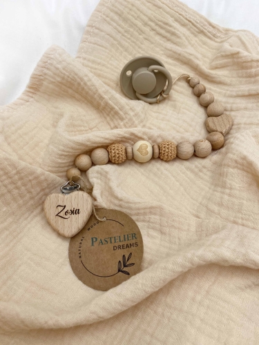 Personalizowana zawieszka do smoczka z drewnianych koralików i grawerowanym imieniem na drewnianym klipsie. Idealny prezent dla noworodka i niemowlęcia.