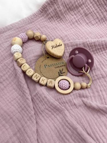 Personalizowana zawieszka do smoczka z drewnianych koralików i grawerowanym imieniem na drewnianym klipsie. Idealny prezent dla noworodka i niemowlęcia.