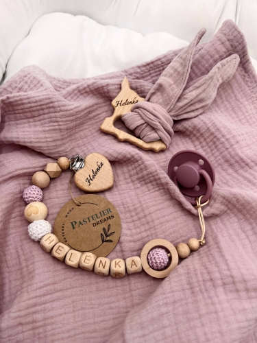 Personalizowana zawieszka do smoczka i szeleszczące uszka z muślinu to wyjątkowy zestaw dla niemowlęcia. Idealny prezent dla noworodka, wykonany z naturalnych materiałów. Idealny prezent na narodziny, baby shower lub chrzciny.