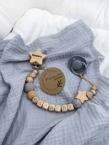 Personalizowana zawieszka do smoczka z drewnianych koralików i grawerowanym imieniem na drewnianym klipsie. Idealny prezent dla noworodka i niemowlęcia.