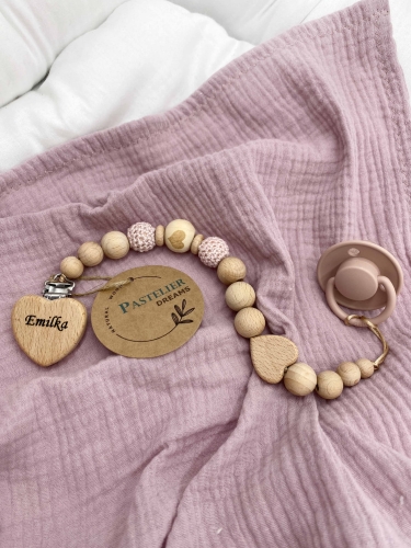 Personalizowana zawieszka do smoczka z drewnianych koralików i grawerowanym imieniem na drewnianym klipsie. Idealny prezent dla noworodka i niemowlęcia.