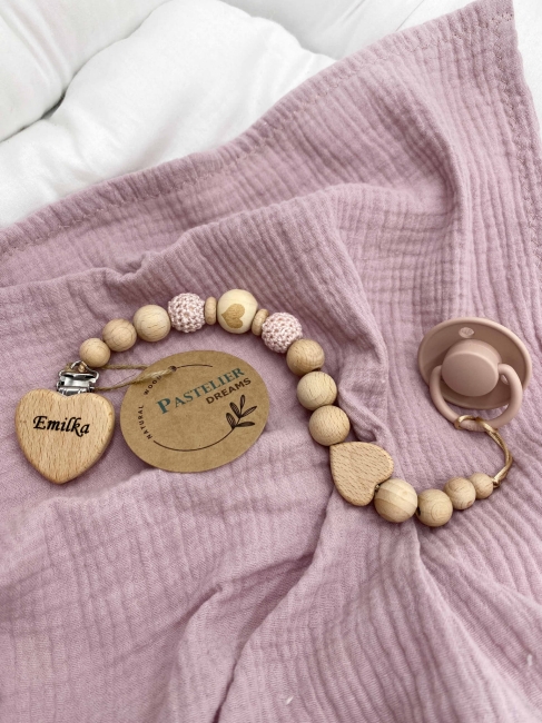 Personalizowana zawieszka do smoczka z drewnianych koralików i grawerowanym imieniem na drewnianym klipsie. Idealny prezent dla noworodka i niemowlęcia.