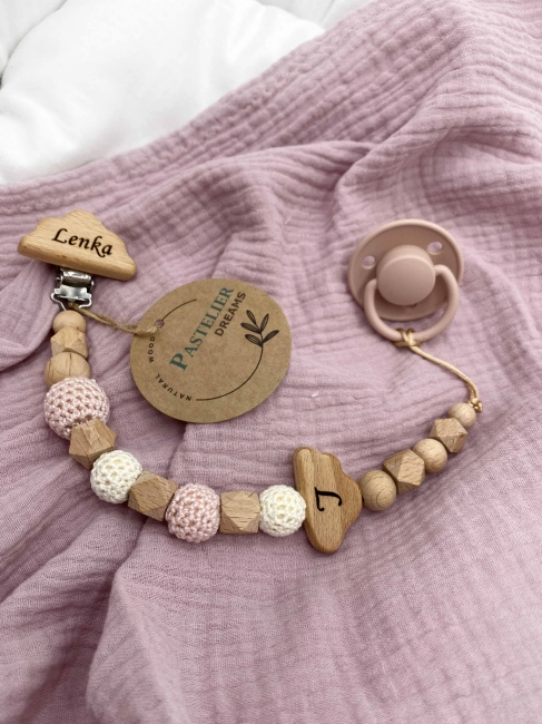 Personalizowana zawieszka do smoczka z drewnianych koralików i grawerowanym imieniem na drewnianym klipsie. Idealny prezent dla noworodka i niemowlęcia.
