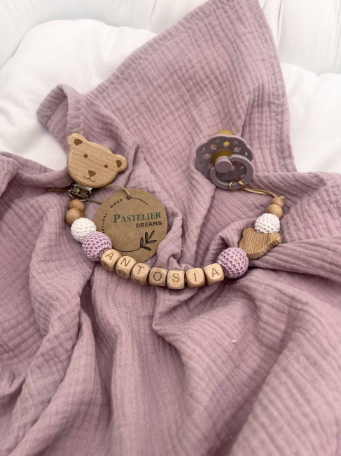 Personalizowana drewniana zawieszka do smoczka z koralików. Naturalne materiały, możliwość dodania imienia dziecka. Idealny prezent dla noworodka i niemowlęcia.