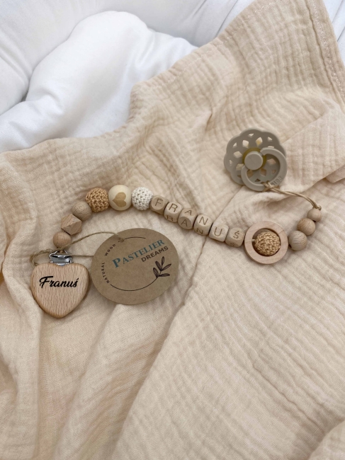 Personalizowana zawieszka do smoczka z drewnianych koralików i grawerowanym imieniem na drewnianym klipsie. Idealny prezent dla noworodka i niemowlęcia.