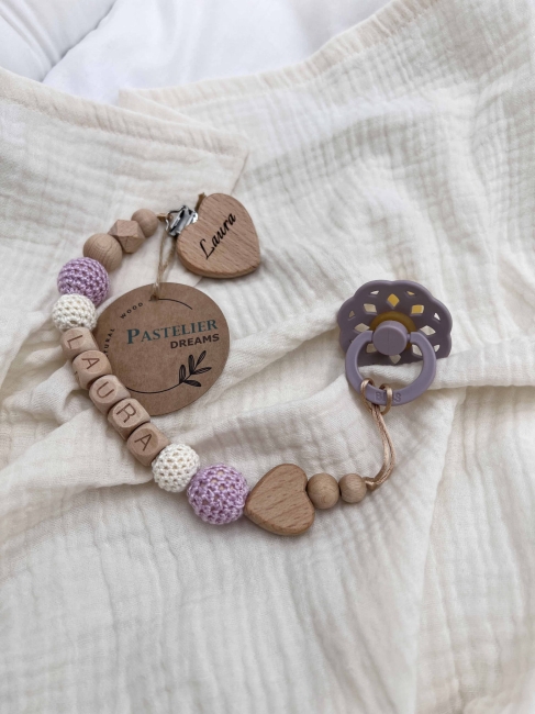 Personalizowana zawieszka do smoczka z drewnianych koralików i grawerowanym imieniem na drewnianym klipsie. Idealny prezent dla noworodka i niemowlęcia.