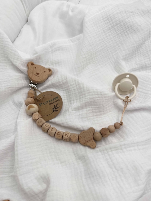 Personalizowana drewniana zawieszka do smoczka z koralików. Naturalne materiały, możliwość dodania imienia dziecka. Idealny prezent dla noworodka i niemowlęcia.