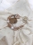 Personalizowana zawieszka do smoczka z drewnianych koralików i grawerowanym imieniem na drewnianym klipsie. Idealny prezent dla noworodka i niemowlęcia.
