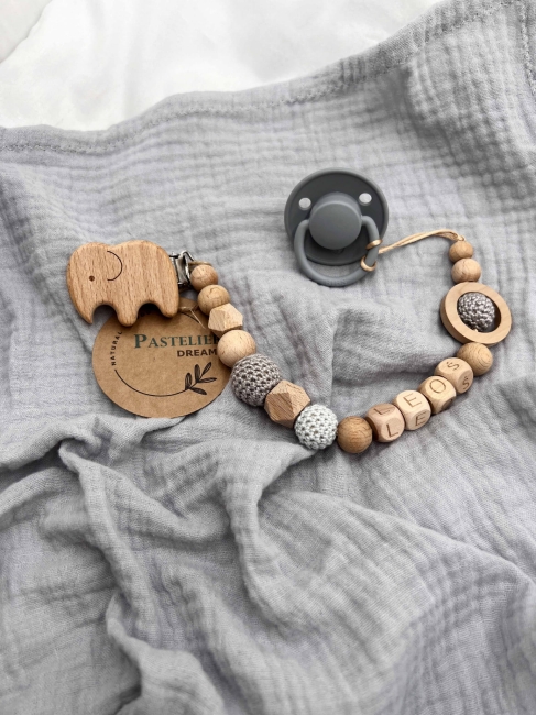 Personalizowana drewniana zawieszka do smoczka z koralików. Naturalne materiały, możliwość dodania imienia dziecka. Idealny prezent dla noworodka i niemowlęcia.