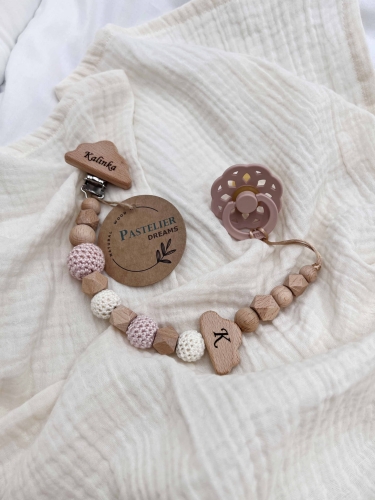 Personalizowana zawieszka do smoczka z drewnianych koralików i grawerowanym imieniem na drewnianym klipsie. Idealny prezent dla noworodka i niemowlęcia.