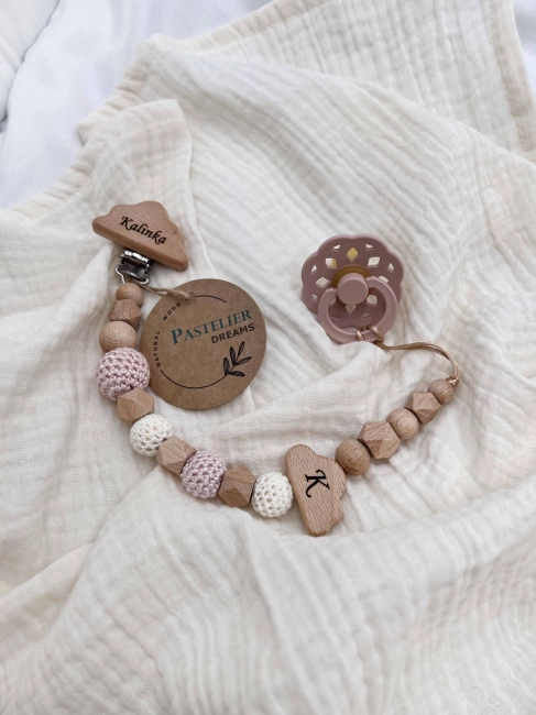 Personalizowana zawieszka do smoczka z drewnianych koralików i grawerowanym imieniem na drewnianym klipsie. Idealny prezent dla noworodka i niemowlęcia.
