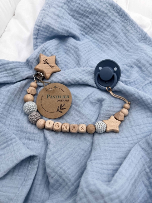 Personalizowana zawieszka do smoczka z drewnianych koralików i grawerowanym imieniem na drewnianym klipsie. Idealny prezent dla noworodka i niemowlęcia.