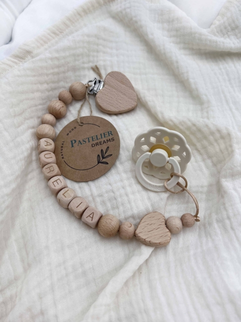 Personalizowana drewniana zawieszka do smoczka z koralików. Naturalne materiały, możliwość dodania imienia dziecka. Idealny prezent dla noworodka i niemowlęcia.
