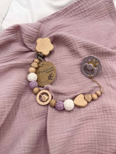 Personalizowana drewniana zawieszka do smoczka z koralików. Naturalne materiały, możliwość dodania imienia dziecka. Idealny prezent dla noworodka i niemowlęcia.