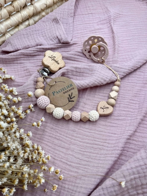 Personalizowana zawieszka do smoczka z drewnianych koralików i grawerowanym imieniem na drewnianym klipsie. Idealny prezent dla noworodka i niemowlęcia.