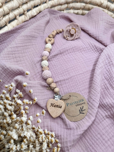 Personalizowana zawieszka do smoczka z drewnianych koralików i grawerowanym imieniem na drewnianym klipsie. Idealny prezent dla noworodka i niemowlęcia.