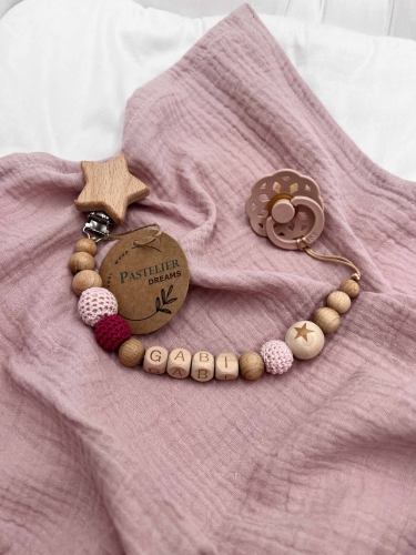 Personalizowana drewniana zawieszka do smoczka z koralików. Naturalne materiały, możliwość dodania imienia dziecka. Idealny prezent dla noworodka i niemowlęcia.