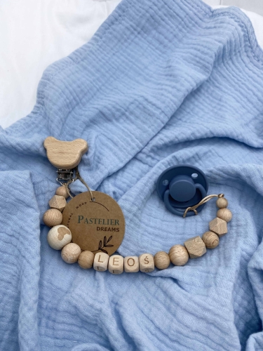 Personalizowana drewniana zawieszka do smoczka z koralików. Naturalne materiały, możliwość dodania imienia dziecka. Idealny prezent dla noworodka i niemowlęcia.