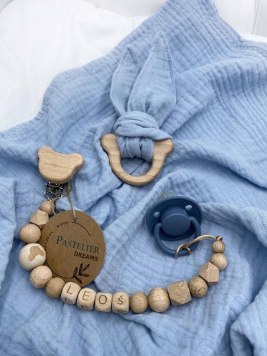 Personalizowana zawieszka do smoczka i szeleszczące uszka z muślinu to wyjątkowy zestaw dla niemowlęcia. Idealny prezent dla noworodka, wykonany z naturalnych materiałów. Idealny prezent na narodziny, baby shower lub chrzciny.