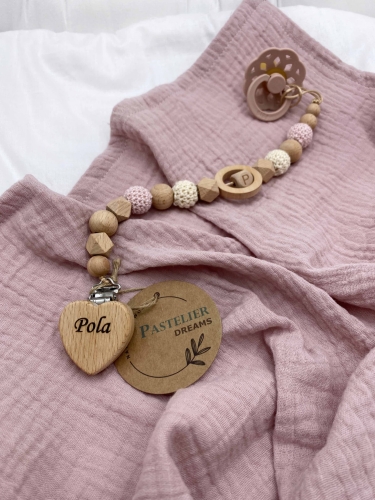 Personalizowana zawieszka do smoczka z drewnianych koralików i grawerowanym imieniem na drewnianym klipsie. Idealny prezent dla noworodka i niemowlęcia.