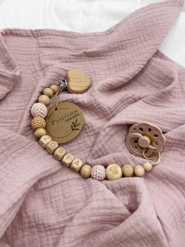 Personalizowana drewniana zawieszka do smoczka z koralików. Naturalne materiały, możliwość dodania imienia dziecka. Idealny prezent dla noworodka i niemowlęcia.