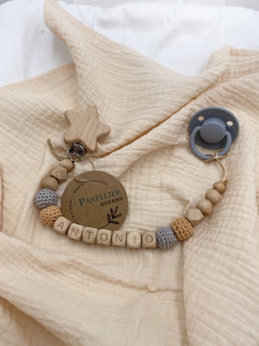 Personalizowana drewniana zawieszka do smoczka z koralików. Naturalne materiały, możliwość dodania imienia dziecka. Idealny prezent dla noworodka i niemowlęcia.