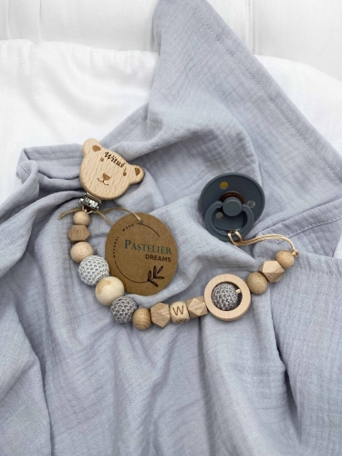 Personalizowana zawieszka do smoczka z drewnianych koralików i grawerowanym imieniem na drewnianym klipsie. Idealny prezent dla noworodka i niemowlęcia.
