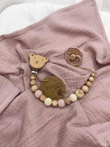 Personalizowana drewniana zawieszka do smoczka z koralików. Naturalne materiały, możliwość dodania imienia dziecka. Idealny prezent dla noworodka i niemowlęcia.