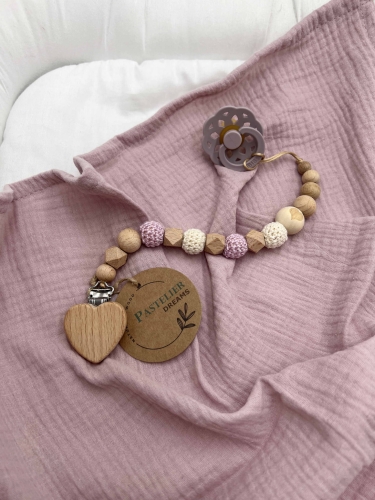 Personalizowana drewniana zawieszka do smoczka z koralików. Naturalne materiały, możliwość dodania imienia dziecka. Idealny prezent dla noworodka i niemowlęcia.