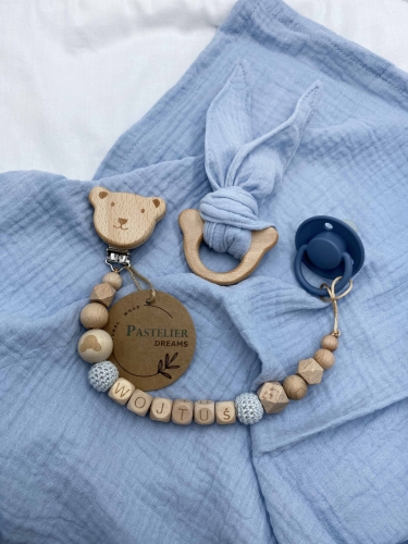 Personalizowana zawieszka do smoczka i szeleszczące uszka z muślinu to wyjątkowy zestaw dla niemowlęcia. Idealny prezent dla noworodka, wykonany z naturalnych materiałów. Idealny prezent na narodziny, baby shower lub chrzciny.