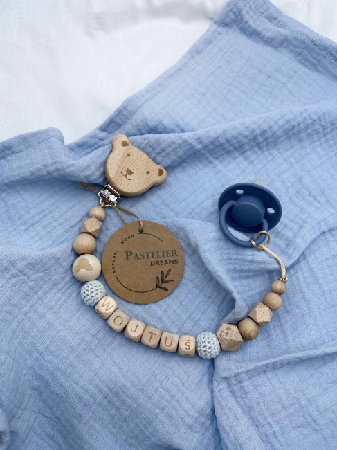 Personalizowana drewniana zawieszka do smoczka z koralików. Naturalne materiały, możliwość dodania imienia dziecka. Idealny prezent dla noworodka i niemowlęcia.