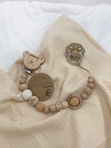 Personalizowana zawieszka do smoczka z drewnianych koralików i grawerowanym imieniem na drewnianym klipsie. Idealny prezent dla noworodka i niemowlęcia.