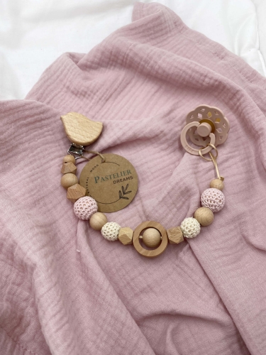 Personalizowana drewniana zawieszka do smoczka z koralików. Naturalne materiały, możliwość dodania imienia dziecka. Idealny prezent dla noworodka i niemowlęcia.
