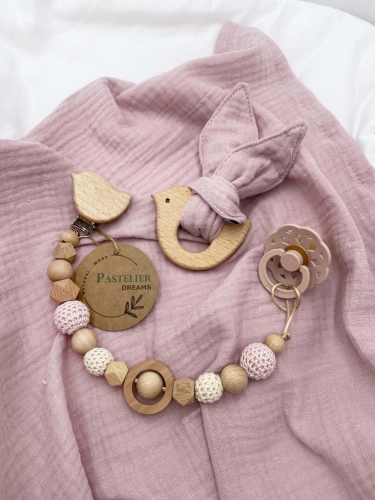 Personalizowana zawieszka do smoczka i szeleszczące uszka z muślinu to wyjątkowy zestaw dla niemowlęcia. Idealny prezent dla noworodka, wykonany z naturalnych materiałów. Idealny prezent na narodziny, baby shower lub chrzciny.