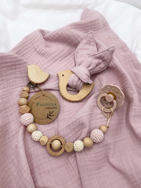 Personalizowana zawieszka do smoczka i szeleszczące uszka z muślinu to wyjątkowy zestaw dla niemowlęcia. Idealny prezent dla noworodka, wykonany z naturalnych materiałów. Idealny prezent na narodziny, baby shower lub chrzciny.