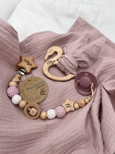 Personalizowana zawieszka do smoczka i szeleszczące uszka z muślinu to wyjątkowy zestaw dla niemowlęcia. Idealny prezent dla noworodka, wykonany z naturalnych materiałów. Idealny prezent na narodziny, baby shower lub chrzciny.