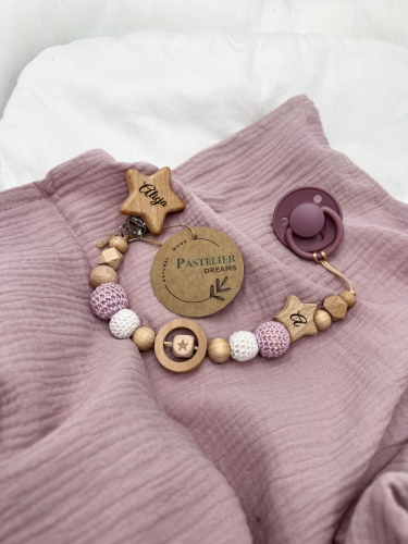 Personalizowana zawieszka do smoczka z drewnianych koralików i grawerowanym imieniem na drewnianym klipsie. Idealny prezent dla noworodka i niemowlęcia.