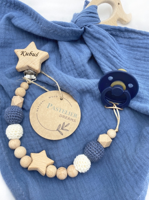 Personalizowana zawieszka do smoczka z drewnianych koralików i grawerowanym imieniem na drewnianym klipsie. Idealny prezent dla noworodka i niemowlęcia.