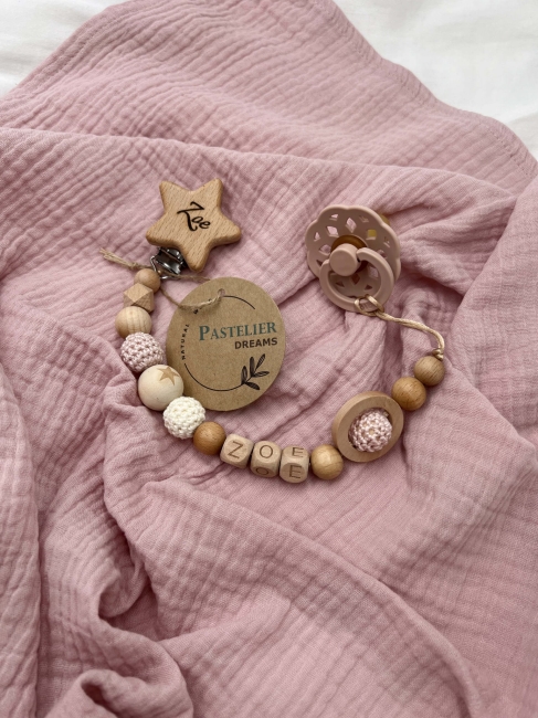 Personalizowana zawieszka do smoczka z drewnianych koralików i grawerowanym imieniem na drewnianym klipsie. Idealny prezent dla noworodka i niemowlęcia.
