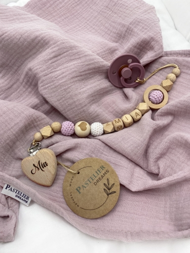 Personalizowana zawieszka do smoczka z drewnianych koralików i grawerowanym imieniem na drewnianym klipsie. Idealny prezent dla noworodka i niemowlęcia.