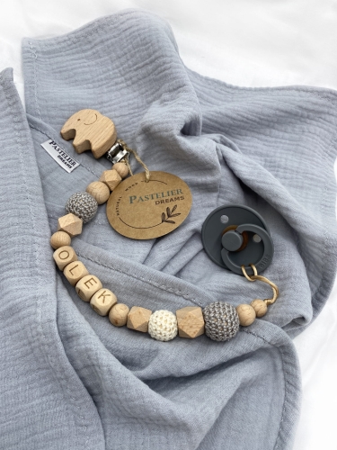 Personalizowana drewniana zawieszka do smoczka z koralików. Naturalne materiały, możliwość dodania imienia dziecka. Idealny prezent dla noworodka i niemowlęcia.